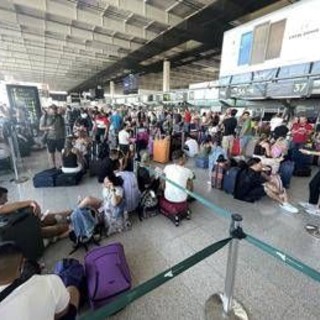 Catania, incendio nei pressi dell'aeroporto: stop ai voli