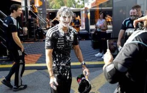 Antonelli, torta in faccia al Gp di Monza: la 'vendetta' del box Mercedes contro Kimi