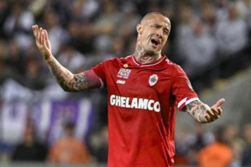 Nainggolan ancora nei guai: guida senza patente, passa con il rosso e sfiora una pattuglia della polizia Nainggolan ancora nei guai: guida senza patente, passa con il rosso e sfiora una pattuglia della polizia