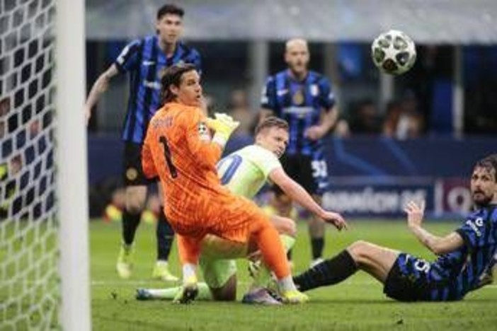 Inter-Barcellona, Inigo Martinez sputa ad Acerbi dopo il gol del 2-0 - Video