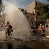 Caldo senza fine, Europa a fuoco: Germania e Gran Bretagna da record. Parigi vieta l'alcol: "Ospedali in tilt"