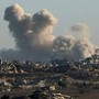 Israele intensifica attacchi su Gaza, decine di morti e feriti