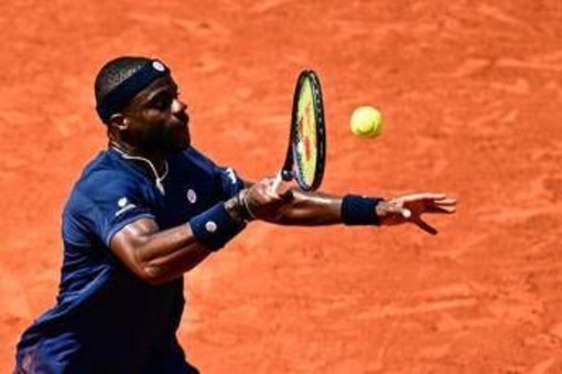 Roland Garros, Tiafoe vince e tifoso gli ruba la racchetta: "Posso riaverla?"