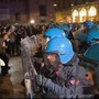 Bologna, tensione durante manifestazione Giovani Palestinesi: idranti e cariche Polizia