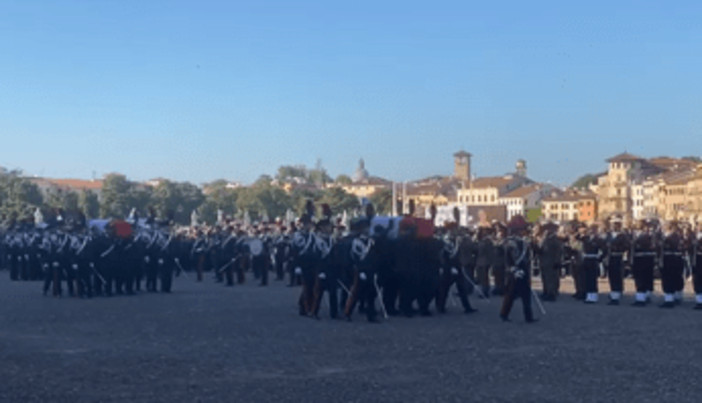 Padova, funerali di Stato dei tre carabinieri morti a Castel D'Azzano. L'omelia: &quot;Evento incomprensibile&quot;