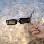 Eclissi, attenzione agli occhi: "Guardare il sole senza protezione può danneggiare le retina per sempre" Eclissi, attenzione agli occhi: "Guardare il sole senza protezione può danneggiare le retina per sempre"