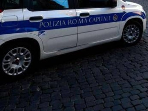 Roma, 14enne travolto da un suv su marciapiede davanti a scuola: è grave Roma, 14enne travolto da un suv su marciapiede davanti a scuola: è grave