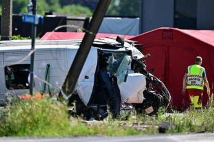 Belgio, treno travolge scuolabus a un passaggio a livello: diverse vittime Belgio, treno travolge scuolabus a un passaggio a livello: diverse vittime