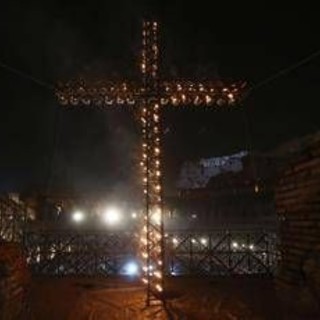 Papa ha preparato meditazioni Via Crucis al Colosseo, sarà guidata dal card. Reina