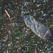 Una bottiglia incastrata nella ruota, il nuovo metodo dei ladri di auto Una bottiglia incastrata nella ruota, il nuovo metodo dei ladri di auto