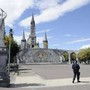 A Lourdes &quot;guarigione inspiegabile&quot;, 67enne italiana con sclerosi torna a camminare