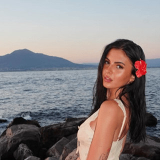 Bufera contro la tiktoker Camilla: finge una disabilità per saltare la fila Bufera contro la tiktoker Camilla: finge una disabilità per saltare la fila