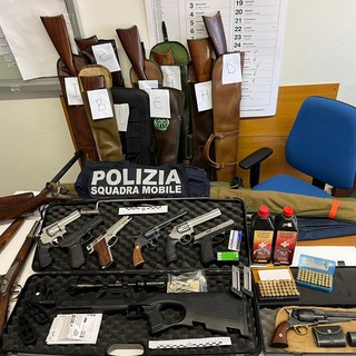 Spari contro una casa a Novara, sequestrate 49 armi e denunciate 4 persone