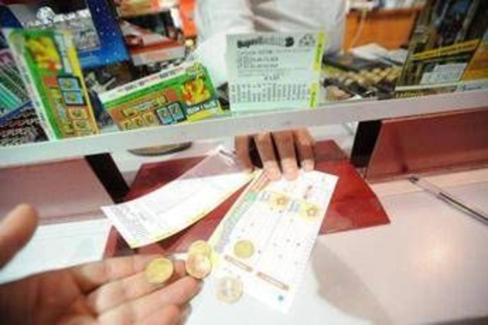 Superenalotto, numeri combinazione vincente oggi 14 giugno