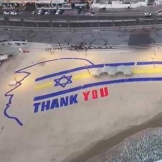 Trump arriva in Israele, un enorme 'grazie' sulla spiaggia: il messaggio speciale