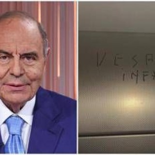 &quot;Vespa infame&quot;, la scritta spuntata in un ascensore della Rai. Rossi: &quot;Intimidazioni inaccettabili&quot;