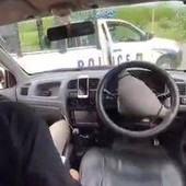 Auto a guida autonoma impazzisce e centra la polizia: "È stato un guasto tecnico"