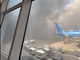 Fiumicino, incendio in aeroporto: il fumo nero invade la pista - Video
