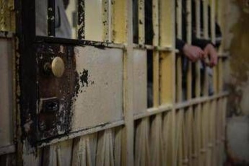 &quot;Sei il preferito di nonno&quot;, aggredisce il fratello 14enne con una forchetta e viene arrestato